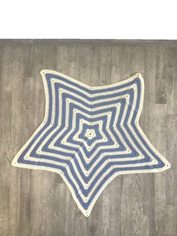 Babydecke in Form eines Sterns, handgehäkelt, blau/beige