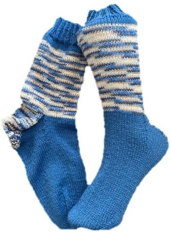 Handgestrickte Socken, Gr. 42/43, Blau/ Creme