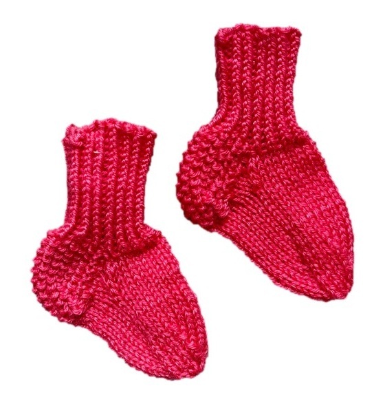 Handgestrickte Socken für Frühchen