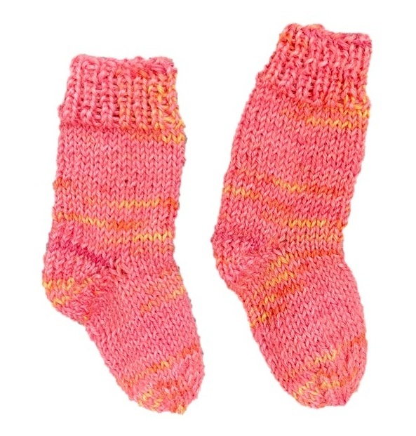 Handgestrickte Socken für Frühchen