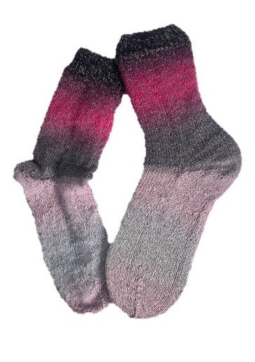 Handgestrickte Socken, Gr. 39/40, Grau/ Lila