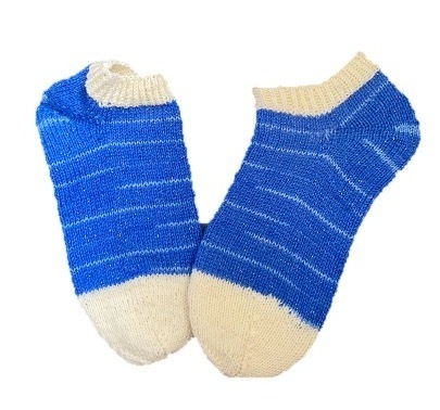 Handgestrickte Socken, Sneaker,  Gr. 37/38, Blau/ Wollweiß/ Silberglitzer