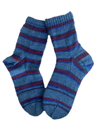 Handgestrickte Socken, Gr. 41/42, Blau/ Rot