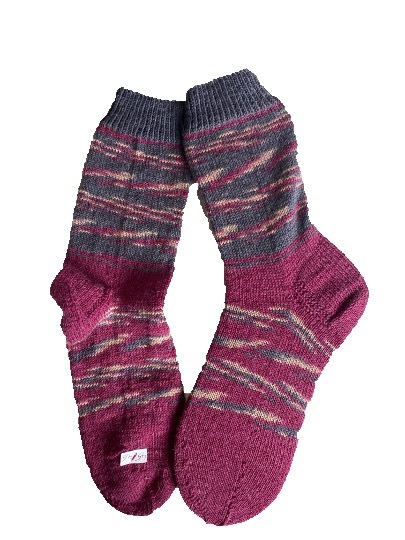 Handgestrickte Socken, Gr. 45/46, Rot/ Grau