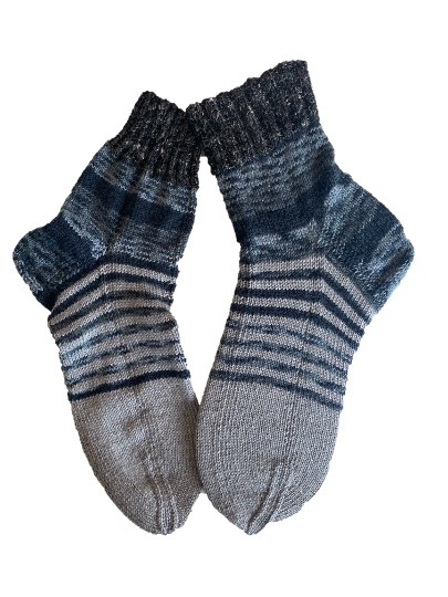 Handgestrickte Socken, Gr. 44/45, Grau