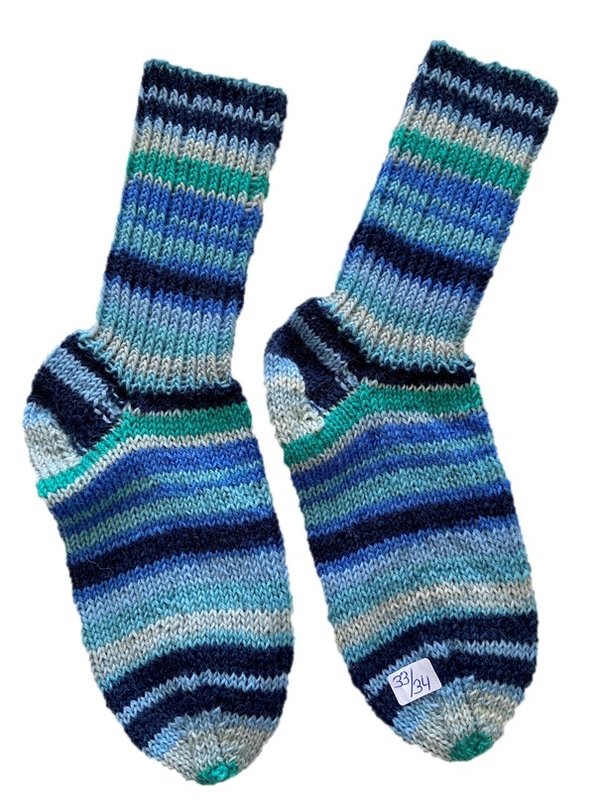 Handgestrickte Socken für Kinder, Gr. 33/34, Blau/ Schwarz/ Grün