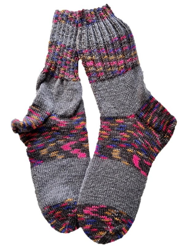 Handgestrickte Socken, Gr. 43/44, Grau/ Bunt