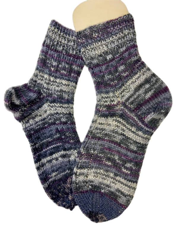 Handgestrickte Socken, Gr. 36/37, Grau/ Lila