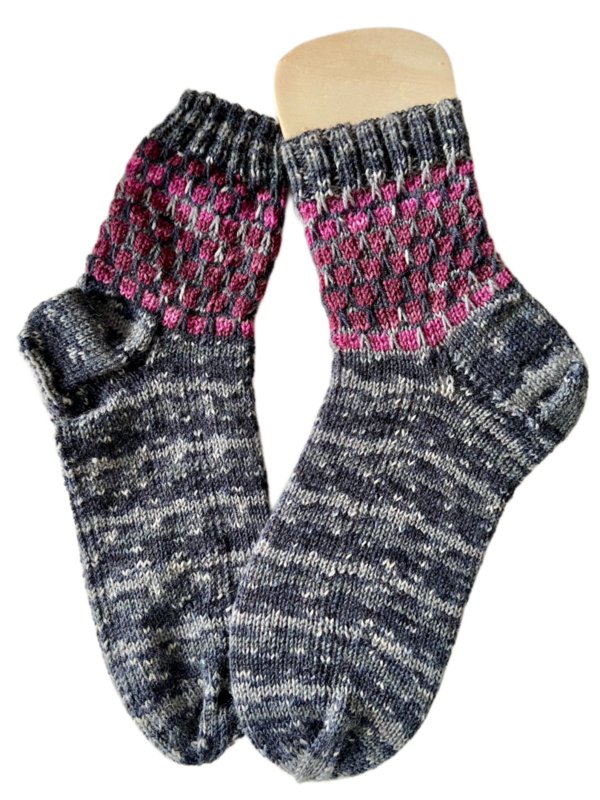 Handgestrickte Socken, Gr. 41/42, Grau/ Lila
