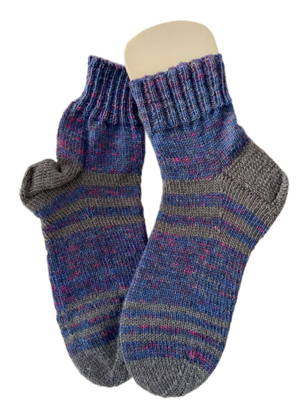 Handgestrickte Socken, Gr. 39/40, Grau/ Blau/ Lila