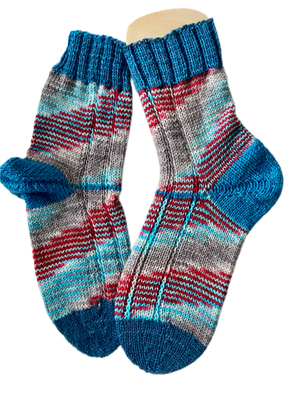 Handgestrickte Socken, Gr. 40/41, Blau/ Rot