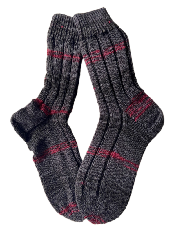 Handgestrickte Socken, Gr. 40/41, Schwarz/ Rot