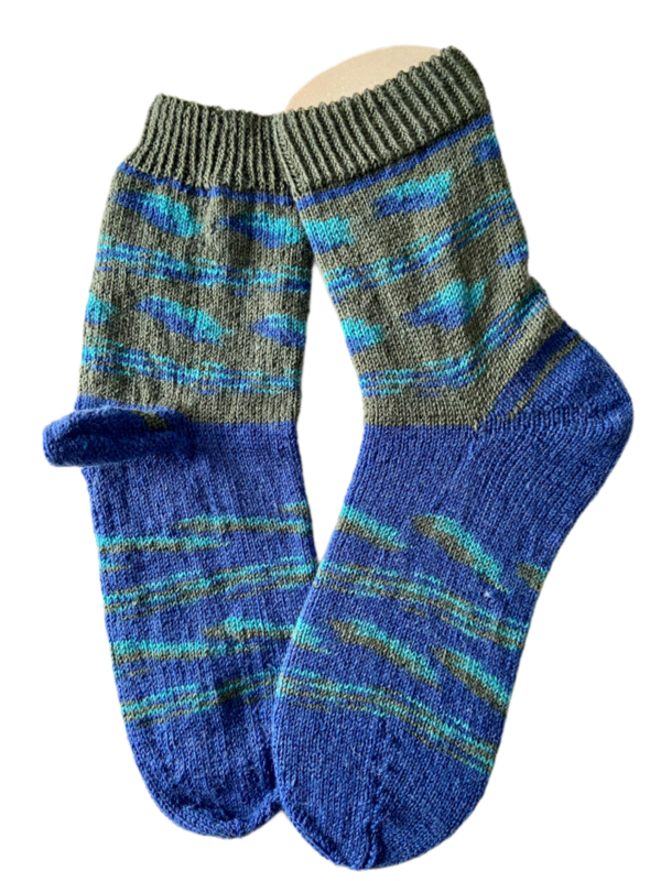 Handgestrickte Socken, Gr. 45/46, Blau/ Tanne