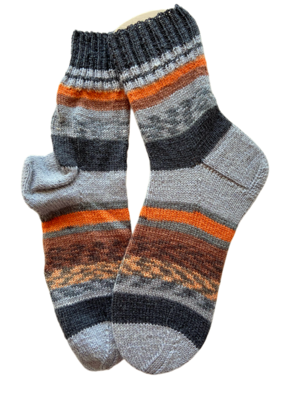 Handgestrickte Socken, Gr. 44/45, Grau/ Orange