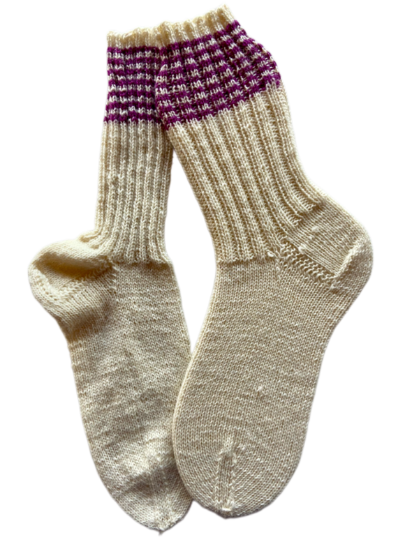 Handgestrickte Socken, Gr. 39/40, Wollweiß/ Lila