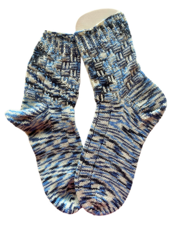 Handgestrickte Socken, Gr. 43/44, Wollweiß/ Blau/ Schwarz
