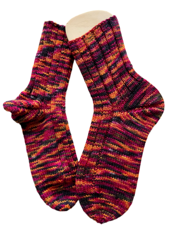 Handgestrickte Socken, Gr. 41/42, Rot/ Orange/ Schwarz