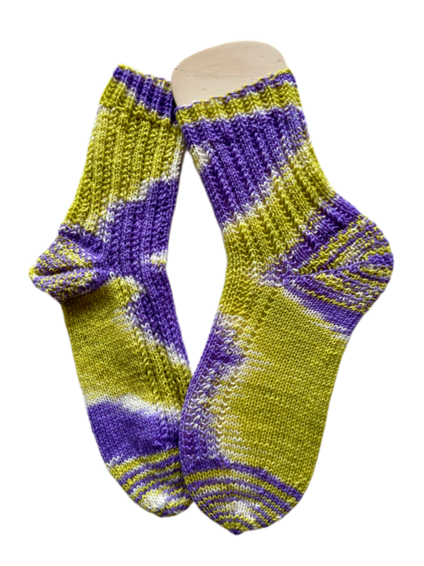 Handgestrickte Socken, Gr. 40/41, Grün/ Lila